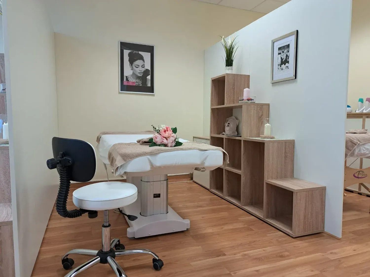 Kosmetik-Behandlungsraum mit Liege in Nina’s Beauty LOUNGE, Wiener Neudorf