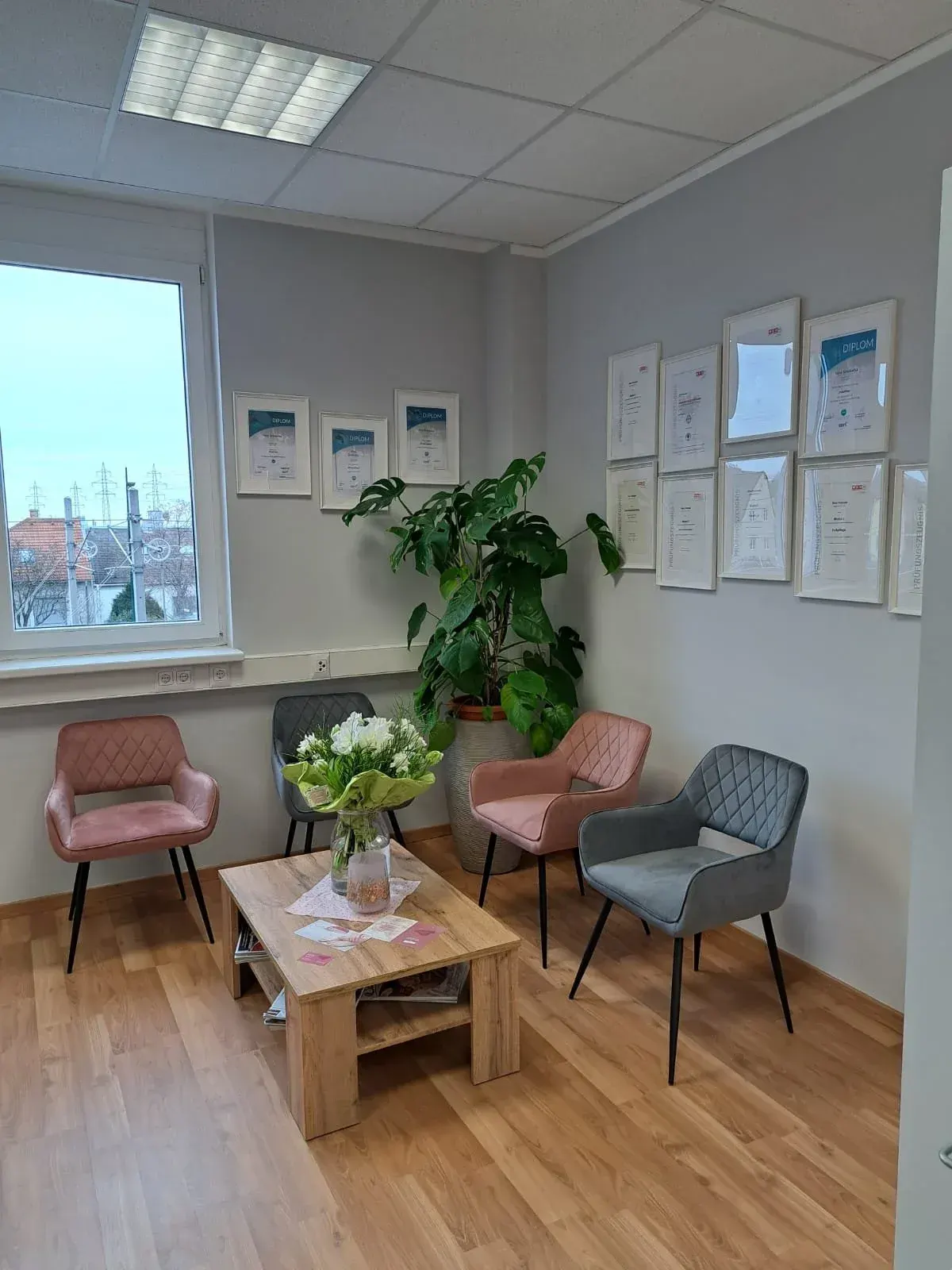 Wartebereich von Nina’s Beauty LOUNGE mit Diplomen an der Wand